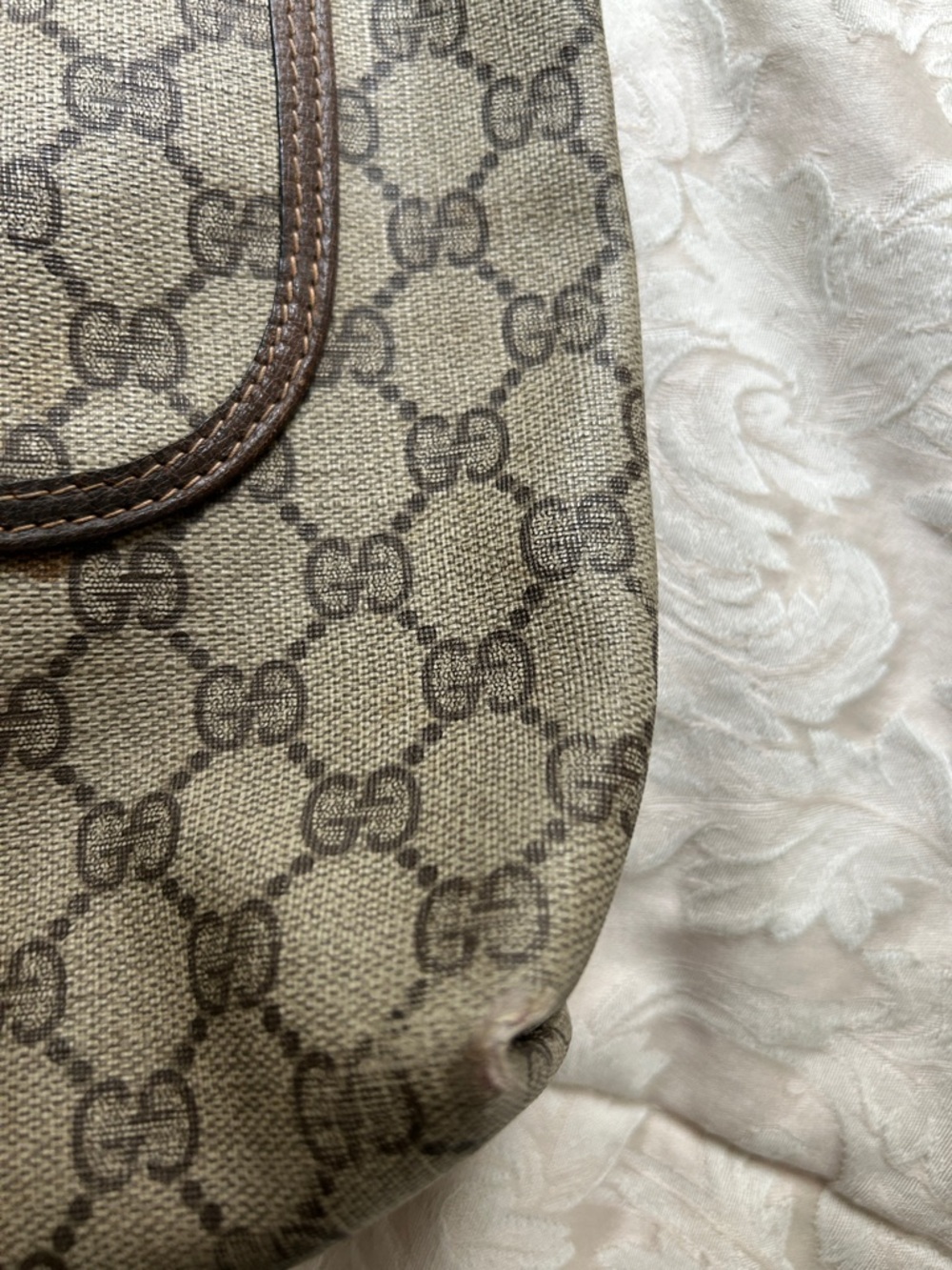 7005. Authentic Gucci Monogram Supreme Coated Canvas Tote w/ Green & Red Straps. - Picture 6 of 12